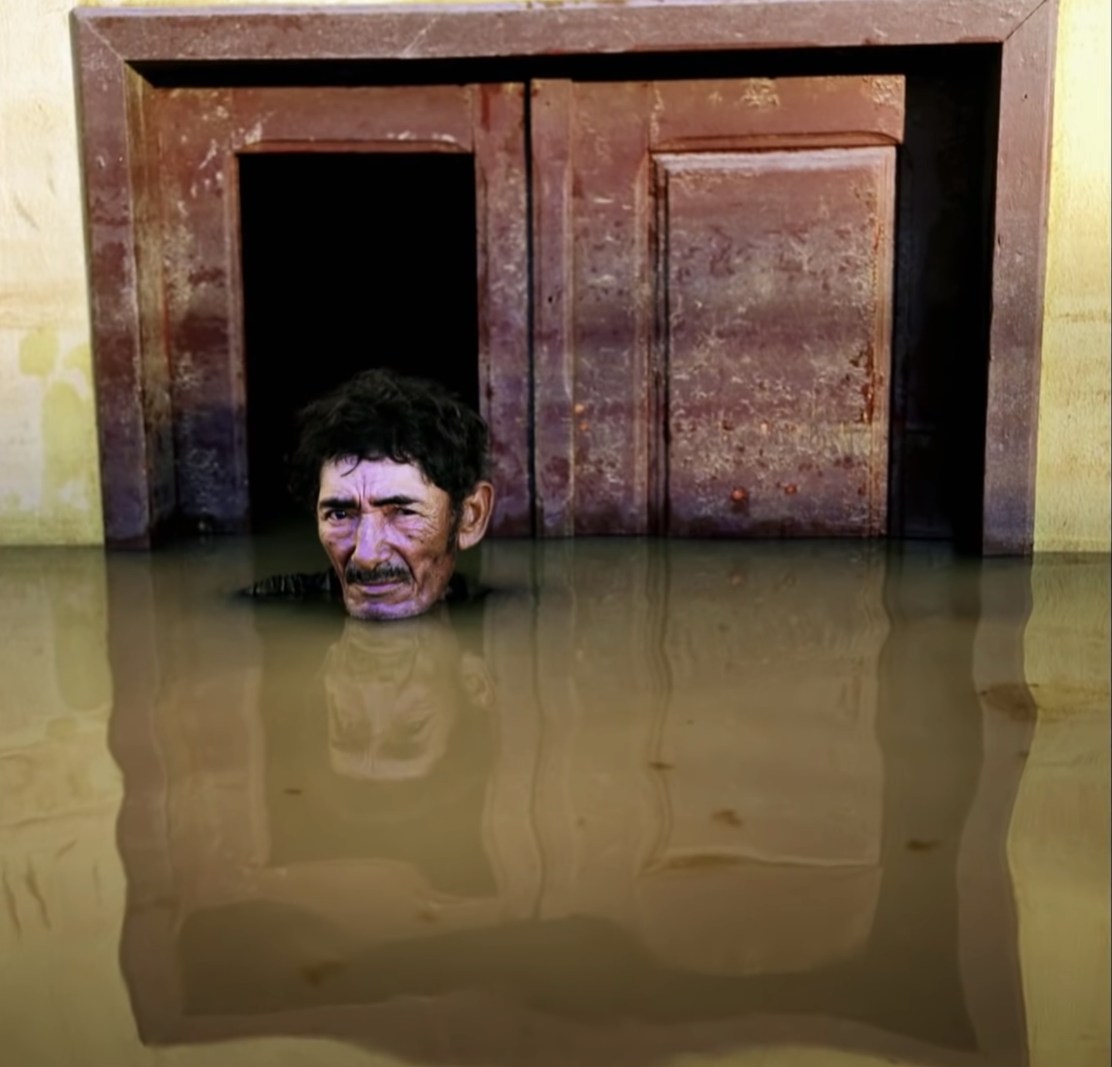 Portrait submergé dans l'eau 2